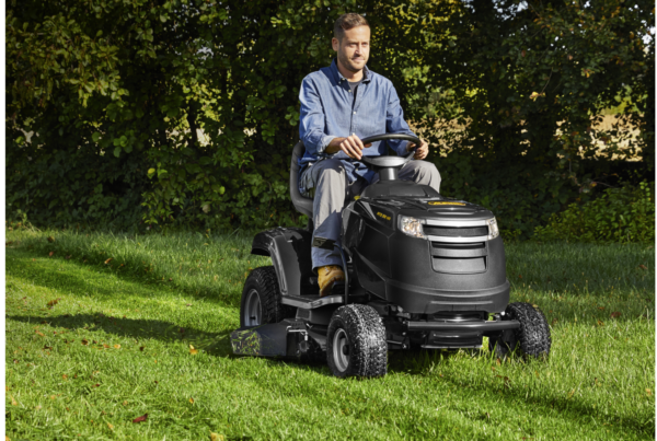 ALPINA AT4 98 HA Benzin-Aufsitzmäher – 432 cm³ STIGA Motor, 98 cm Mähdeck, Hydrostatantrieb, Mulchkit, 240-l-Fangkorb